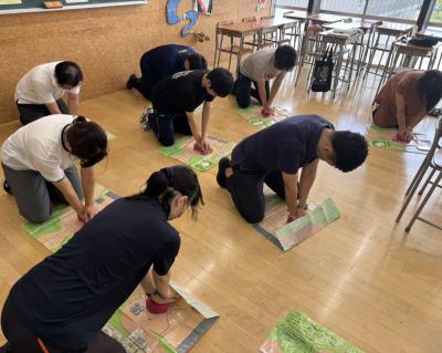 心臓マッサージを行っているところ